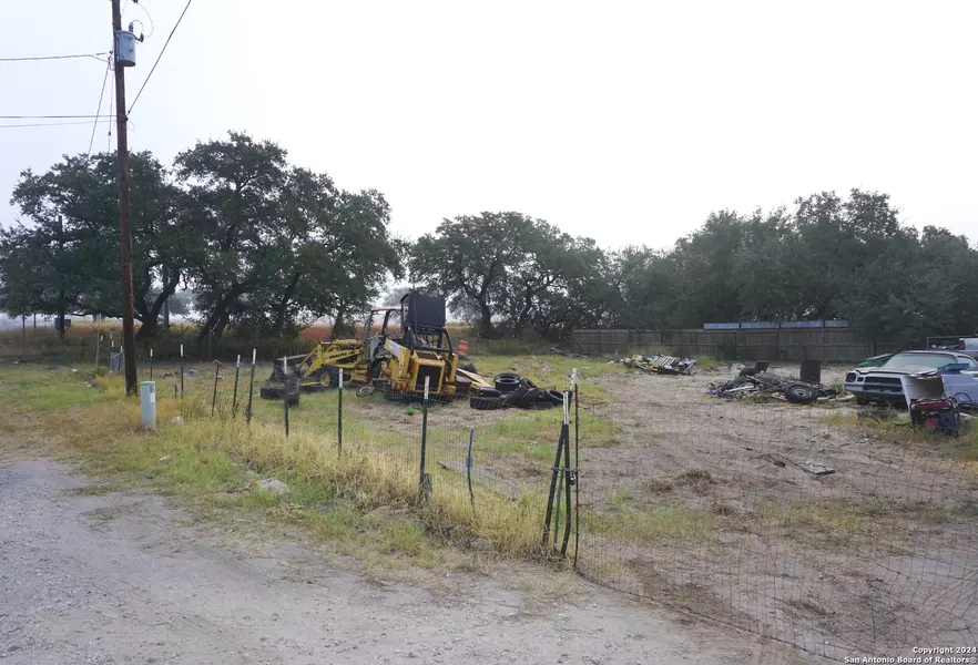 47 VIEWPOINT DR, Poteet, TX 78065-4554