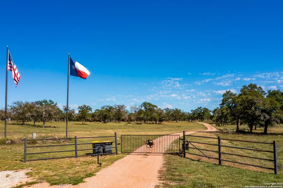 10 das landing, Fredericksburg, TX 78624