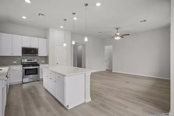 San Antonio, TX 78233,6807 Comanche Band