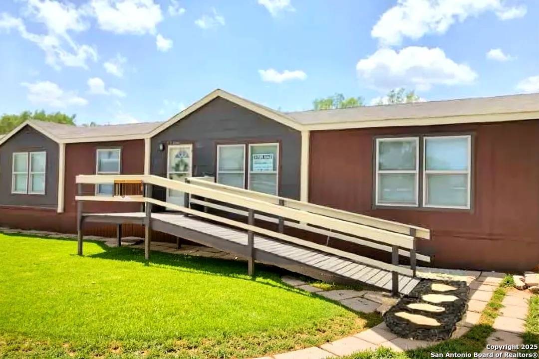 211 8TH ST, Christine, TX 78012