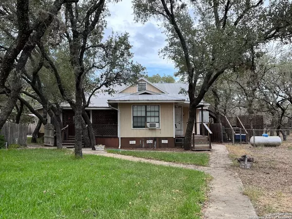 150 COUNTY ROAD 6816, Natalia, TX 78059-2524