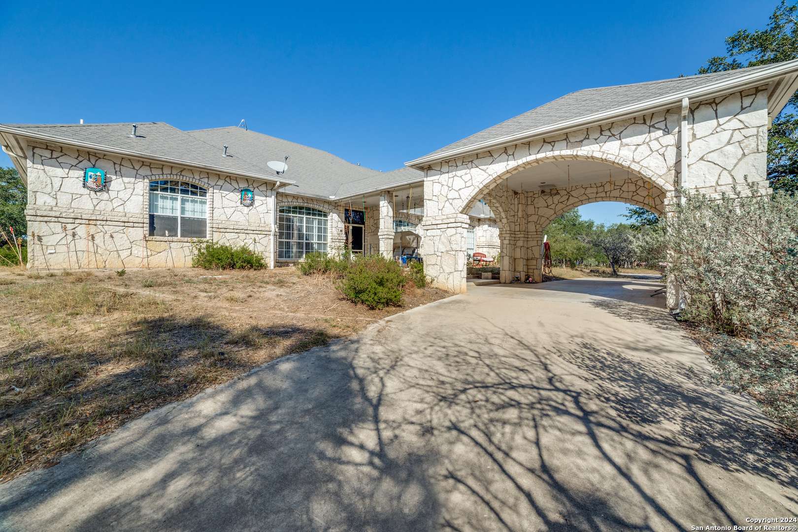 135 COUNTY ROAD 7727, Natalia, TX 78059-2049