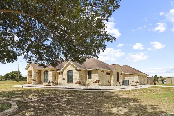 100 VINTAGE RANCH CIR, La Vernia, TX 78121-4780