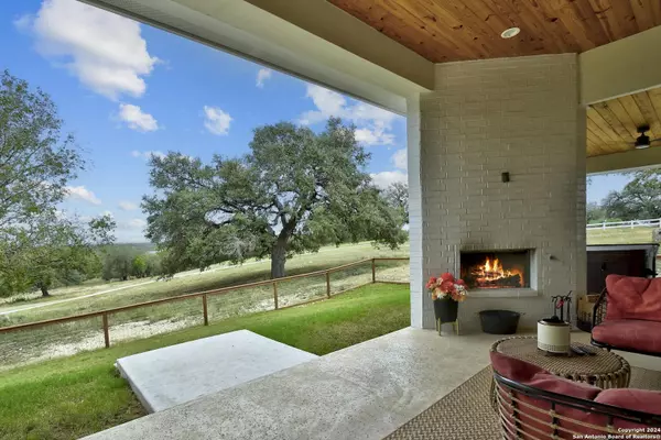 533 Oak Hills Dr, Bandera, TX 78003