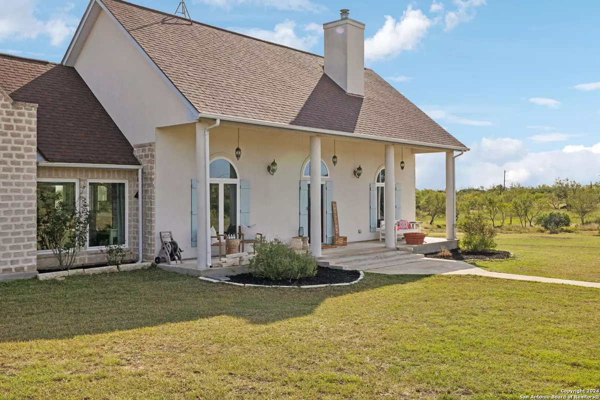 Hondo, TX 78861-6569,856 COUNTY ROAD 367