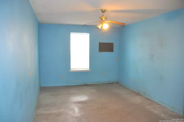 Devine, TX 78016-3312,407 HAYDEN AVE