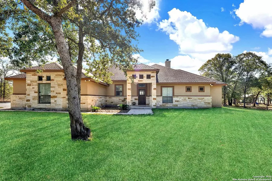 208 Sendera Crossing, La Vernia, TX 78121-5235