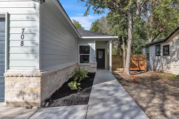 Seguin, TX 78155-3813,708 CEDAR ST