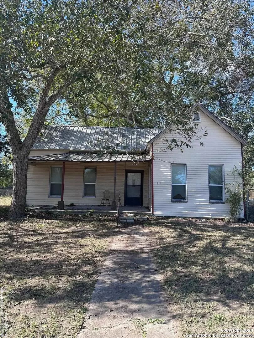 Runge, TX 78151,611 N Helena