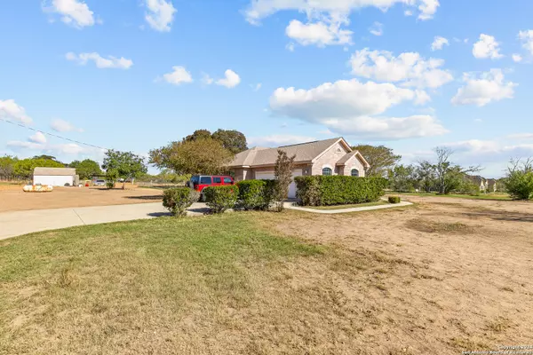 Lytle, TX 78052,125 HIGH MEADOW DR