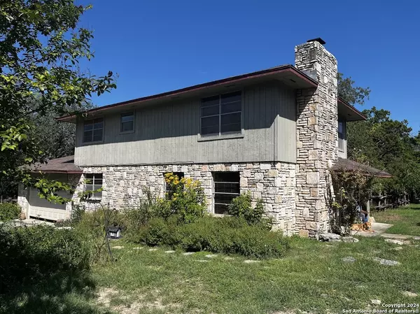 140 LOMA VUELTA, Kerrville, TX 78028