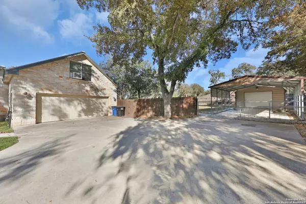 La Vernia, TX 78121-5679,168 LEGACY RANCH DR