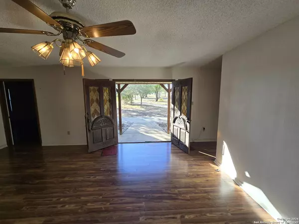 Bigfoot, TX 78002,14638 FM 472