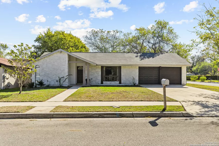 7502 WISHING OAKS ST, Live Oak, TX 78233-3133