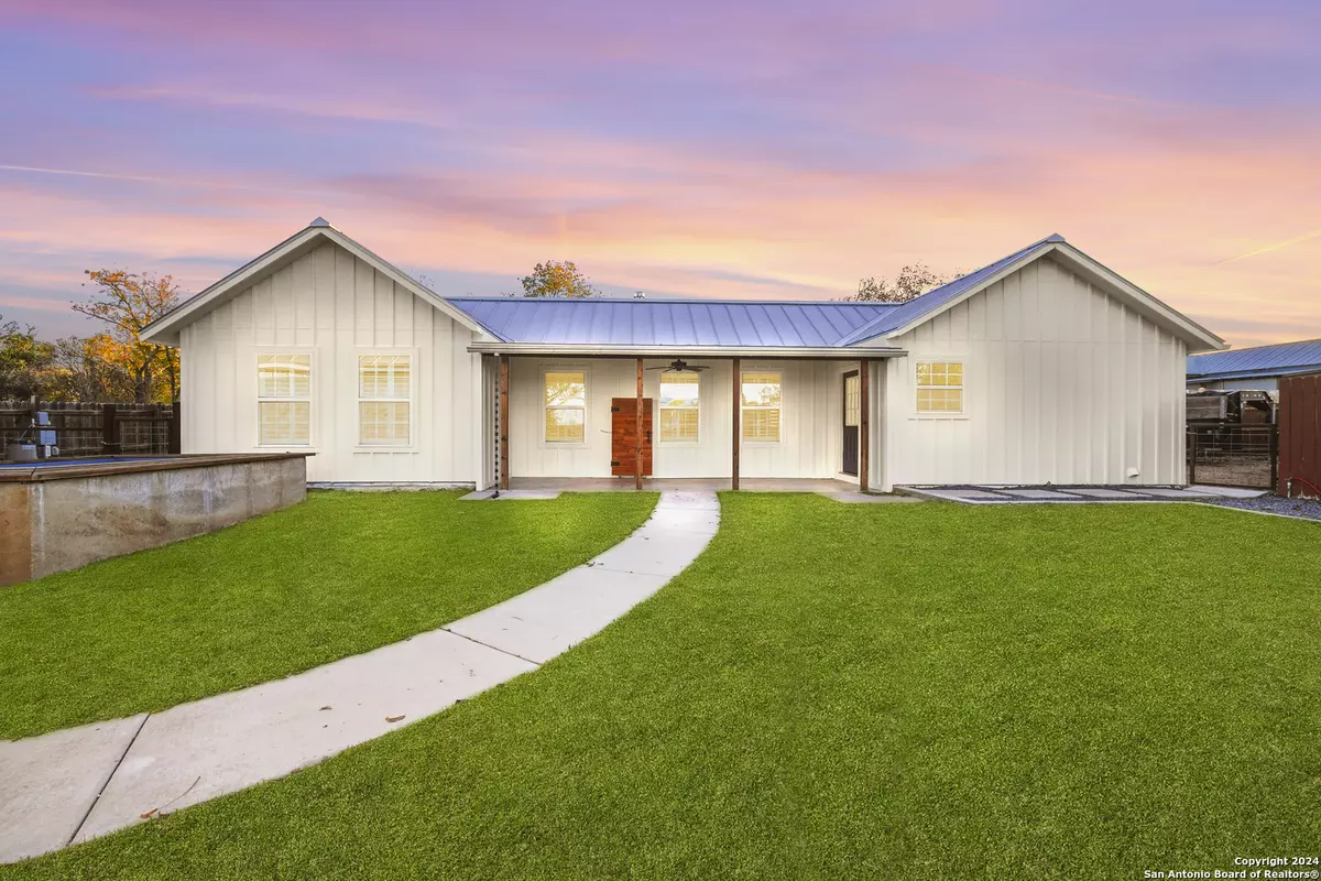 Comfort, TX 78013,903 Front St.