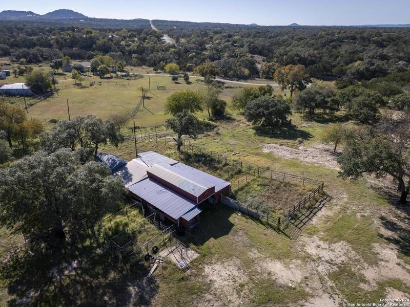 337 OAKRIDGE LN, Pipe Creek, TX 78063-5657