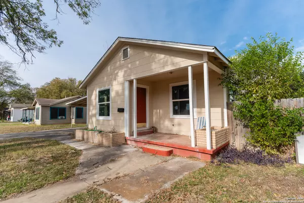 812 Maple St, Uvalde, TX 78801