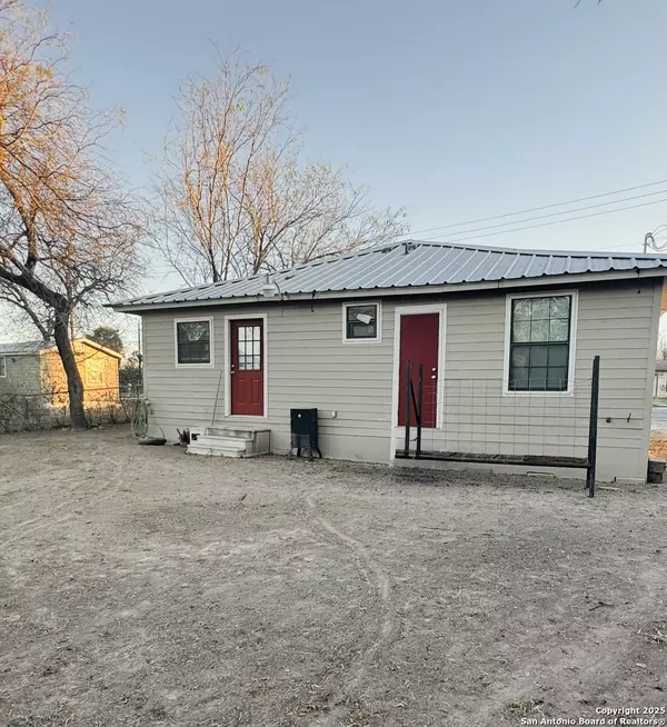 Uvalde, TX 78801,221 Chaparral St