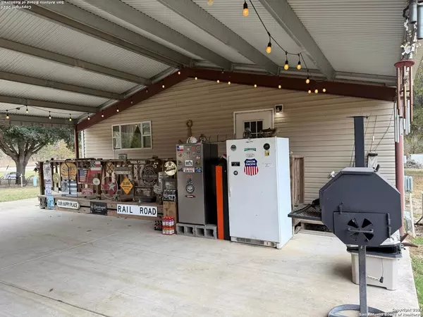La Vernia, TX 78121-5611,577 MARX LN