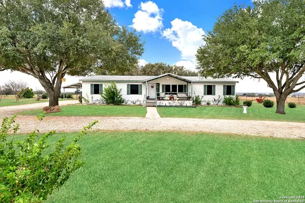 424 COUNTY ROAD 236, Falls City, TX 78113-2422