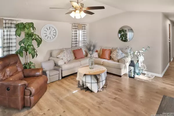 Poteet, TX 78065-4056,1892 FM 476