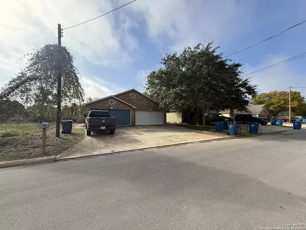 818 HOUSTON, Pleasanton, TX 78064-2830