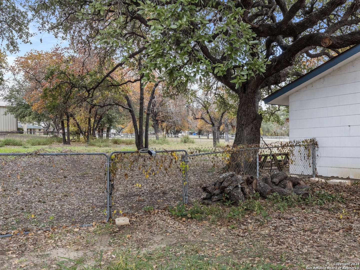 Devine, TX 78016,404 WEDGEWOOD WAY