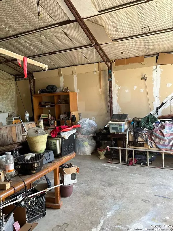 Sabinal, TX 78881,513 CENTER ST