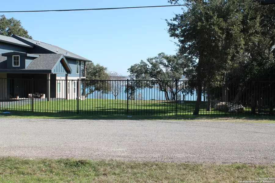 895 Lakebreeze Dr, Canyon Lake, TX 78133