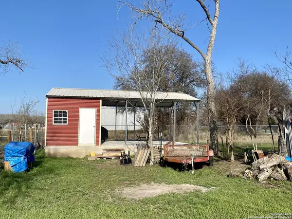 Floresville, TX 78114,909 GOLIAD RD