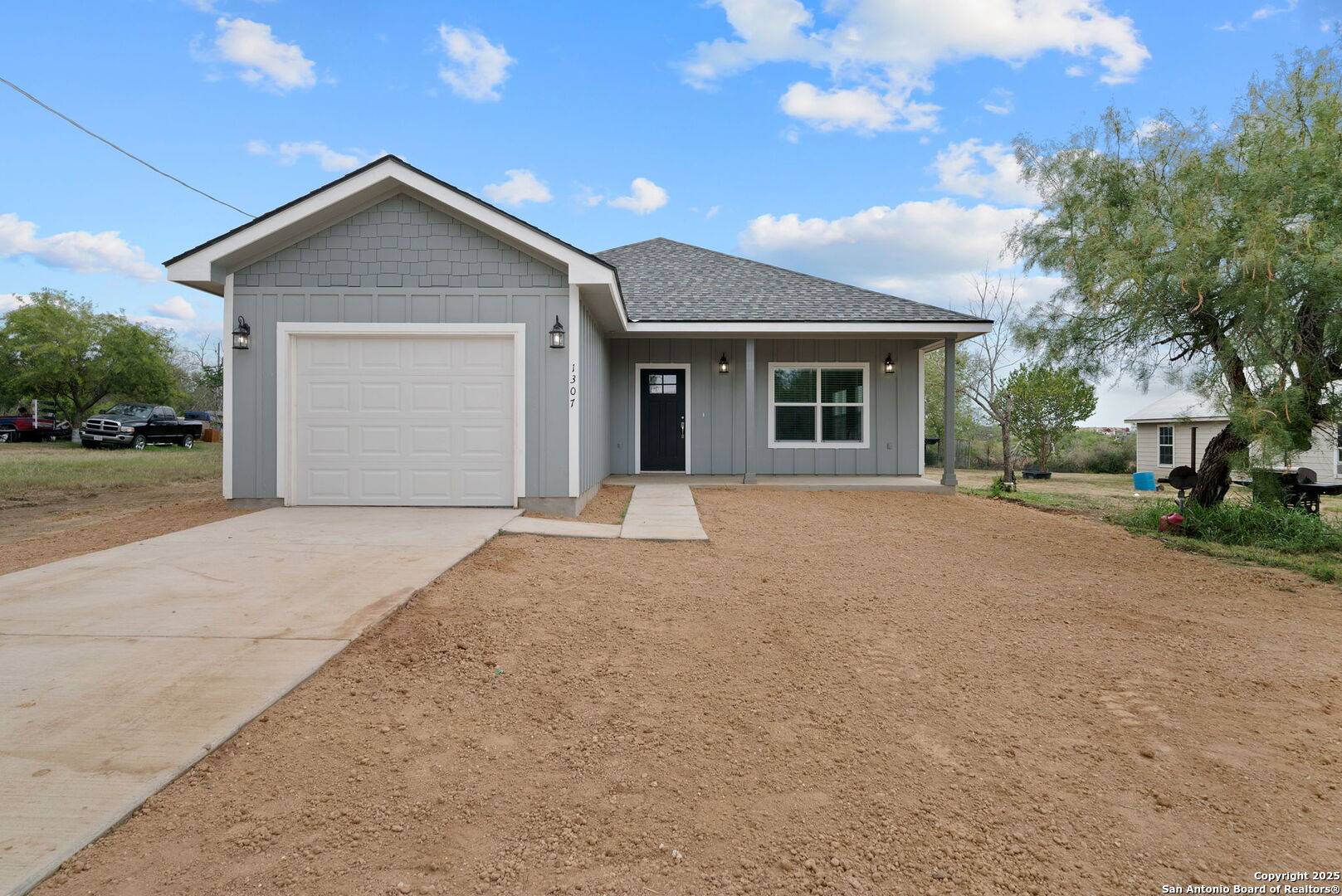 Jourdanton, TX 78026,1307 Willow Lane St