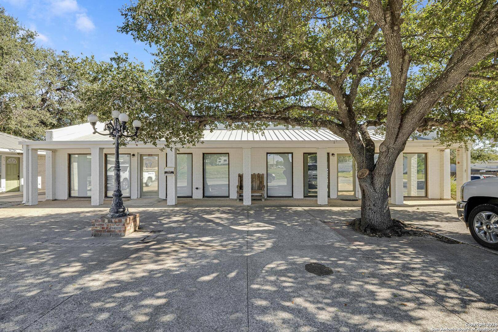 119/121 S Smith, Pleasanton, TX 78064