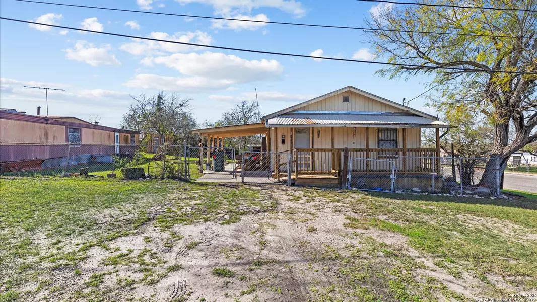 217 PARK AVE, Karnes, TX 78118