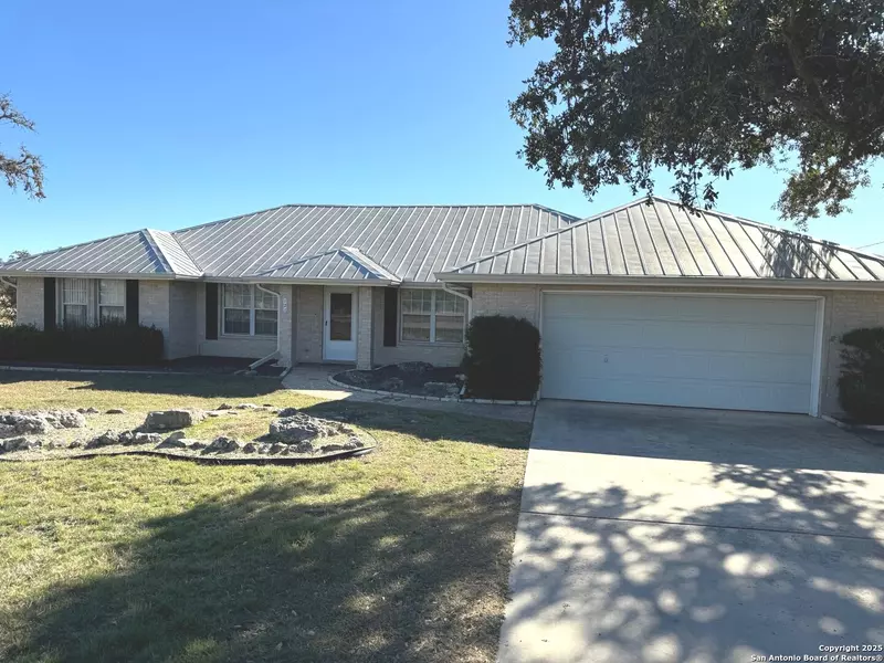 121 SHIN OAK DR, Bandera, TX 78003-4046