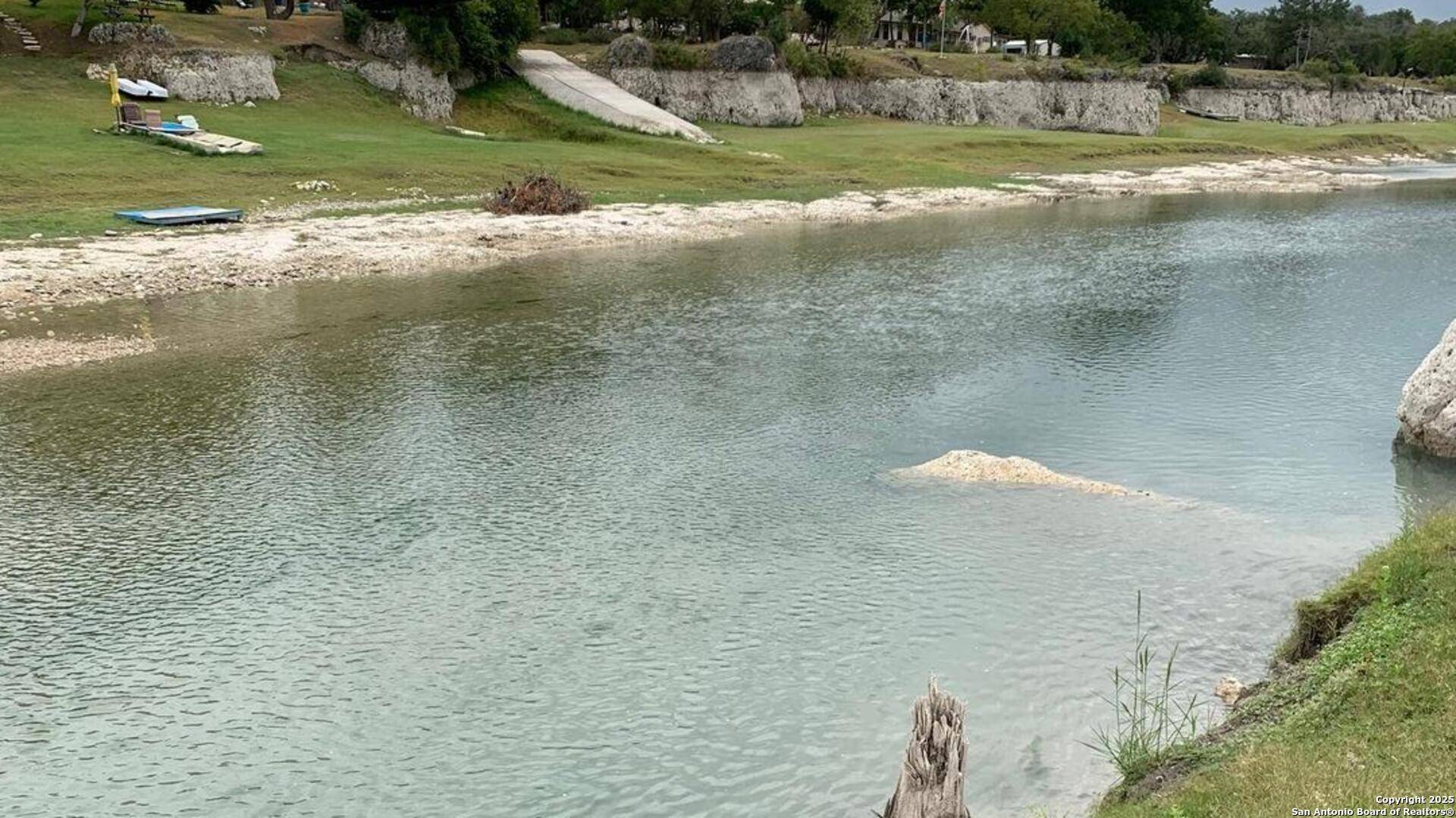 Bandera, TX 78003-4162,1424 LAKESHORE DR N