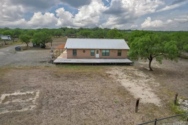 561 Windmill Road, Uvalde, TX 78801