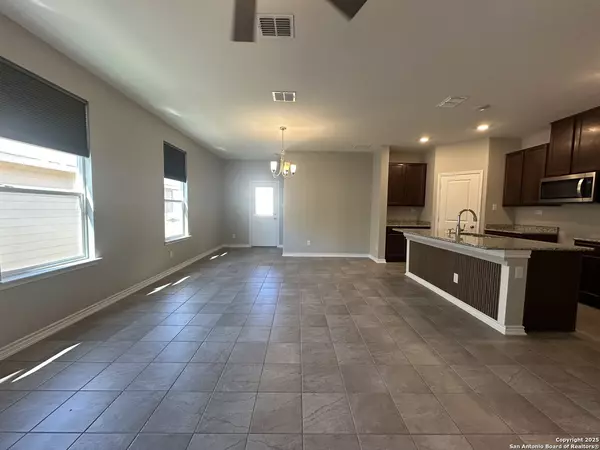 Converse, TX 78109,8325 KINCLAVEN CT