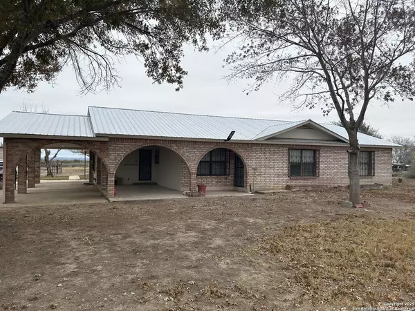 1390 Windmill Rd, Uvalde, TX 78801