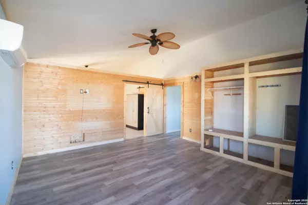 Devine, TX 78016,126 Private Road 6735