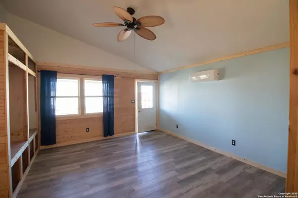 Devine, TX 78016,126 Private Road 6735