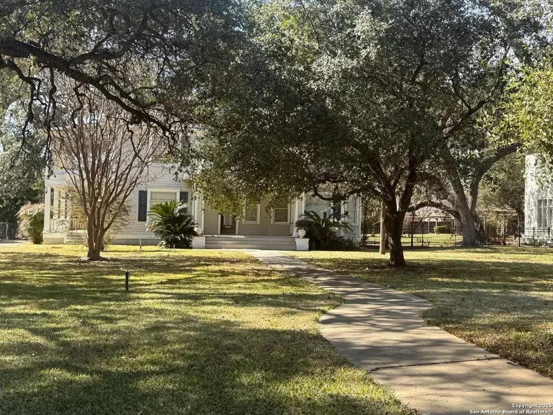 415 Park Street, Uvalde, TX 78801-4220