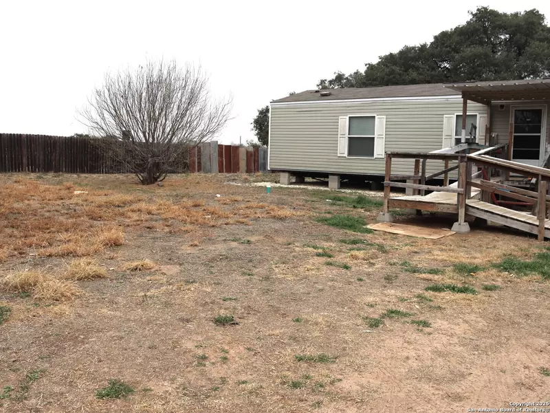 934 COUNTY ROAD 7711, Devine, TX 78016-5170