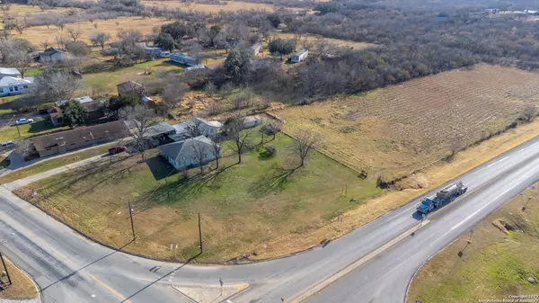 1901 3RD ST, Floresville, TX 78114-2900