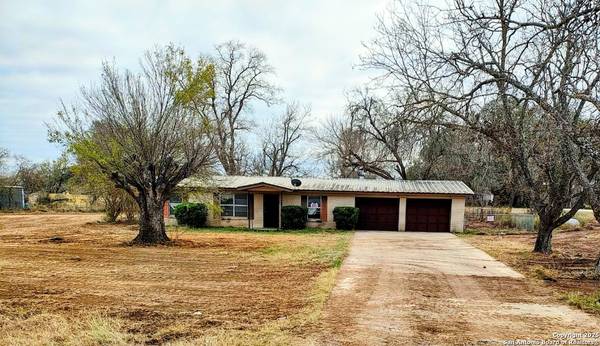 870 state highway 173, Devine, TX 78016