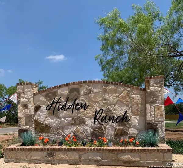 121 Hidden Hills, Floresville, TX 78114