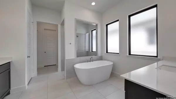 Castroville, TX 78009,187 Lacey Oak