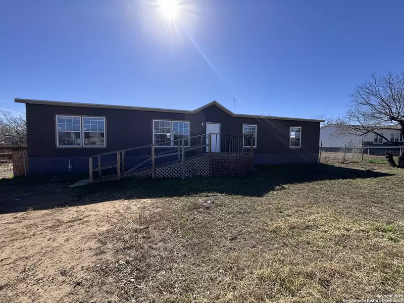 808 PECAN ST, Jourdanton, TX 78026-2524