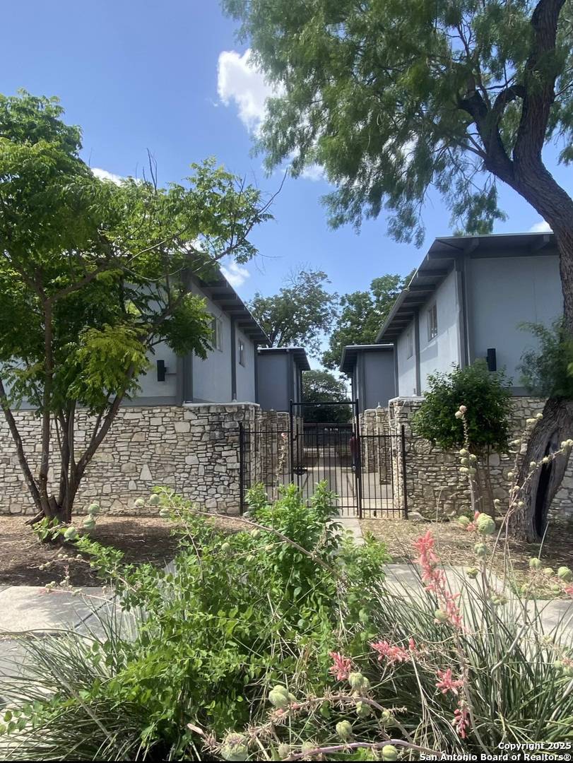 743 Brynes Dr UNIT 11, San Antonio, TX 78209