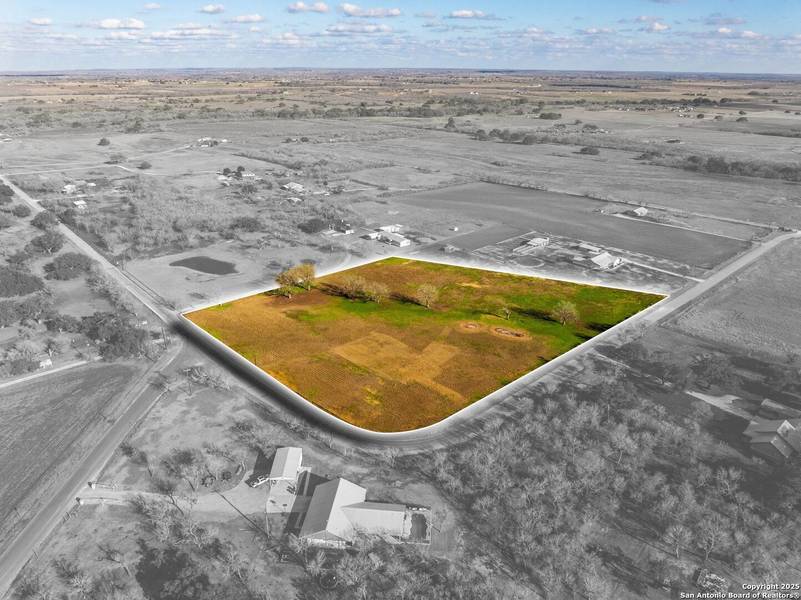 560 County Road 352, St Hedwig, TX 78152