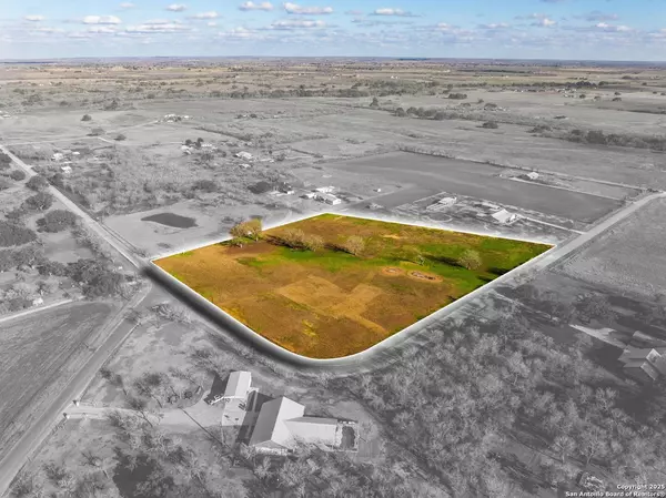 560 County Road 352, St Hedwig, TX 78152